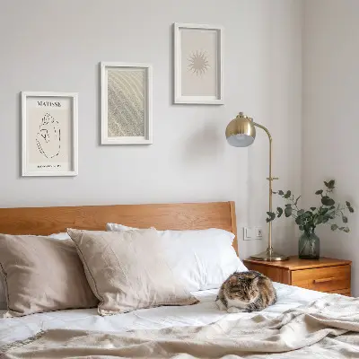 Billedvæg med minimalistiske linjer i sandfarvede nuancer af bølger og sol