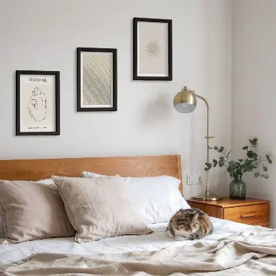 Billedvæg med minimalistiske linjer i sandfarvede nuancer af bølger og sol