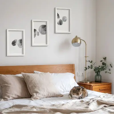 Billedvæg med abstrakt minimalistisk maleri med malingspletter