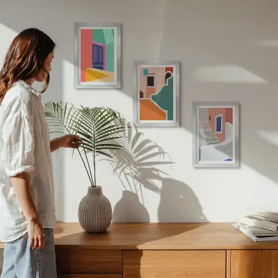 Billedvæg med farverige illustrationer af moderne bygninger
