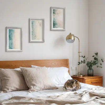 Billedvæg med akvarelmalerier på lærred i minimalistisk stil