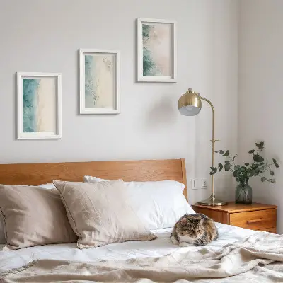Billedvæg med akvarelmalerier på lærred i minimalistisk stil