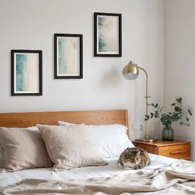 Billedvæg med akvarelmalerier på lærred i minimalistisk stil