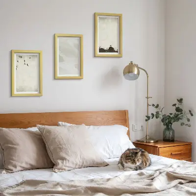 Pakke med billeder og rammer med motiver af fugle, sten og minimalistiske penselstrøg