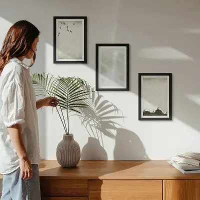 Pakke med billeder og rammer med motiver af fugle, sten og minimalistiske penselstrøg