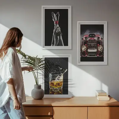 Sengesæt med motiv af kvindeben, roser, bil og whisky