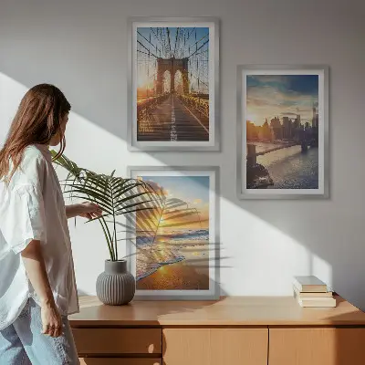 Billeder med ramme triptykon med motiv af broer i en by ved solnedgang