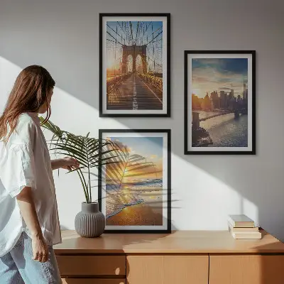 Billeder med ramme triptykon med motiv af broer i en by ved solnedgang