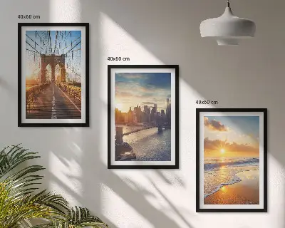 Billeder med ramme triptykon med motiv af broer i en by ved solnedgang