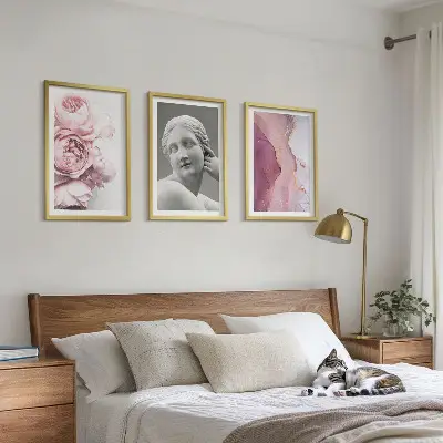 Abstrakt kvindeskulptur med pæoner inspiration til billedvæg