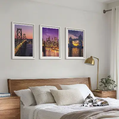 Triptyk med ramme motiv af broer i solskin med byudsigt
