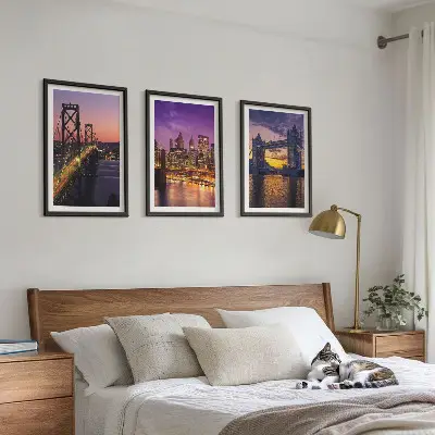 Triptyk med ramme motiv af broer i solskin med byudsigt