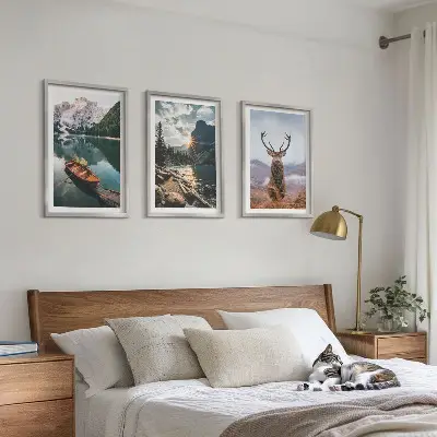 Billedsæt til soveværelse med motiv af bjergsø, båd, solnedgang og hjorte