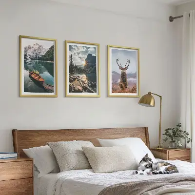Billedsæt til soveværelse med motiv af bjergsø, båd, solnedgang og hjorte
