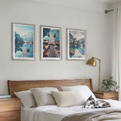 Triptykon billeder med ramme sø-motiv med moler i fredfyldt stil