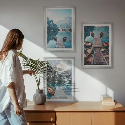 Triptykon billeder med ramme sø-motiv med moler i fredfyldt stil
