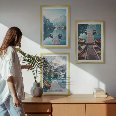 Triptykon billeder med ramme sø-motiv med moler i fredfyldt stil