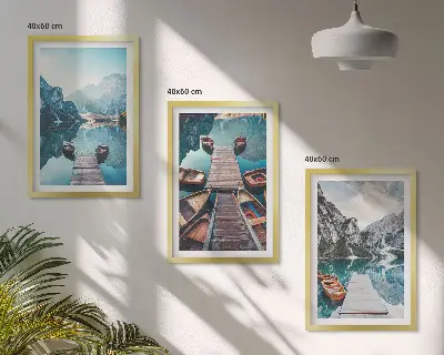 Triptykon billeder med ramme sø-motiv med moler i fredfyldt stil
