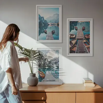 Triptykon billeder med ramme sø-motiv med moler i fredfyldt stil