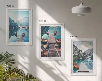 Triptykon billeder med ramme sø-motiv med moler i fredfyldt stil