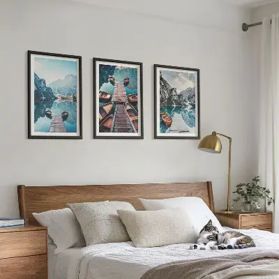 Triptykon billeder med ramme sø-motiv med moler i fredfyldt stil