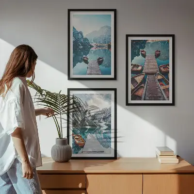 Triptykon billeder med ramme sø-motiv med moler i fredfyldt stil