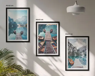 Triptykon billeder med ramme sø-motiv med moler i fredfyldt stil