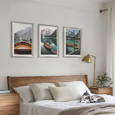 Billedvæg med bjerg og sø motiv af vindueskig over bjergsø