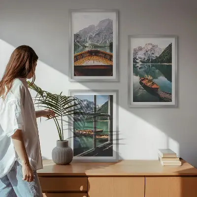 Billedvæg med bjerg og sø motiv af vindueskig over bjergsø
