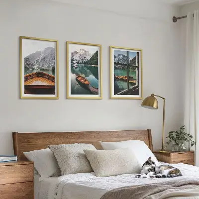 Billedvæg med bjerg og sø motiv af vindueskig over bjergsø