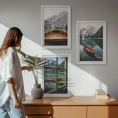 Billedvæg med bjerg og sø motiv af vindueskig over bjergsø