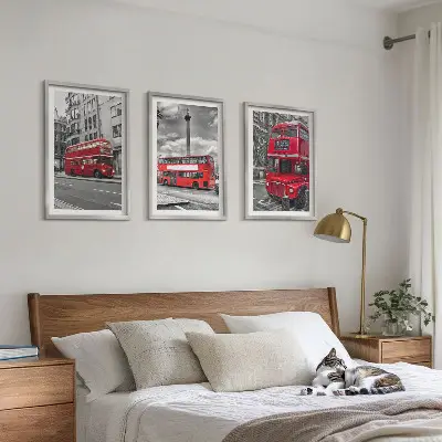 Billedvæg med motiv af røde busser i London