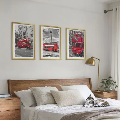 Billedvæg med motiv af røde busser i London