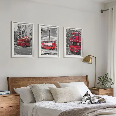 Billedvæg med motiv af røde busser i London