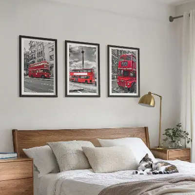 Billedvæg med motiv af røde busser i London