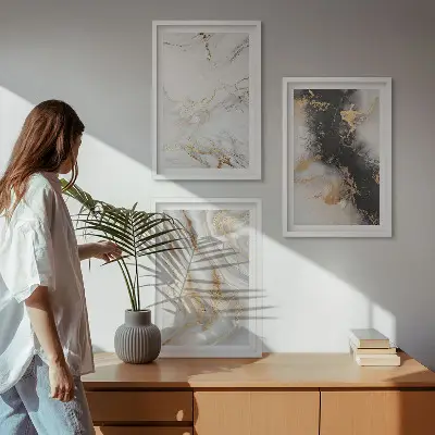 Triptyk med abstrakte hvide og sorte mønstre med ramme