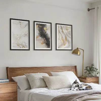 Triptyk med abstrakte hvide og sorte mønstre med ramme