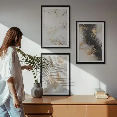 Triptyk med abstrakte hvide og sorte mønstre med ramme