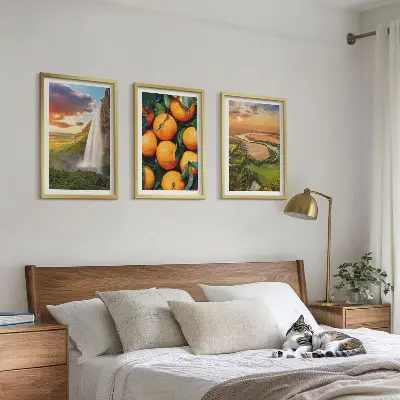 Sengesæt med motiv af bjergvandfald i orange nuancer