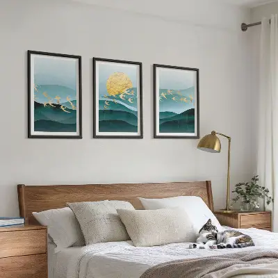 Triptyk af abstrakte solnedgangslandskaber med ramme