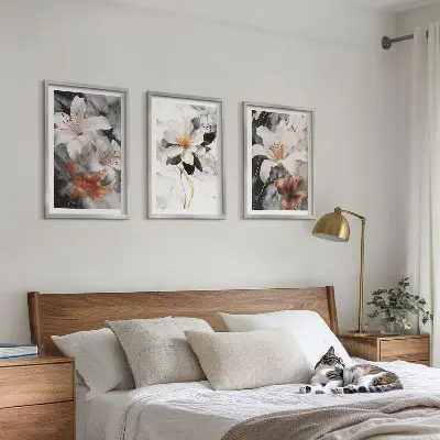Billedvæg med blomstermotiv i hvid og sort marmor