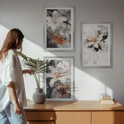 Billedvæg med blomstermotiv i hvid og sort marmor