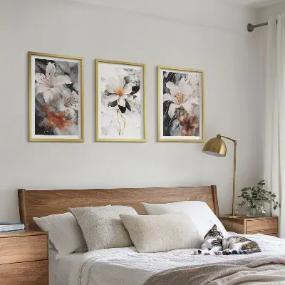 Billedvæg med blomstermotiv i hvid og sort marmor