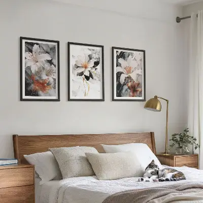 Billedvæg med blomstermotiv i hvid og sort marmor