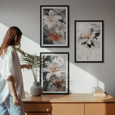 Billedvæg med blomstermotiv i hvid og sort marmor
