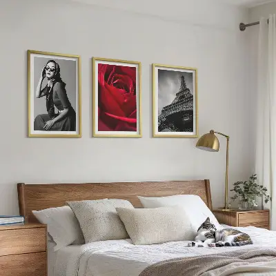 Triptykon billeder med ramme motiv af parisisk dame med Eiffeltårnsbriller
