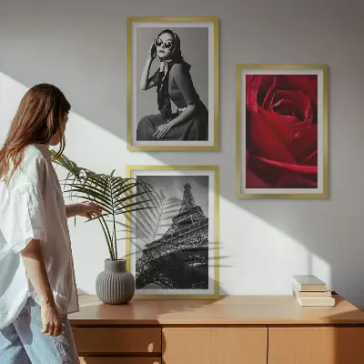 Triptykon billeder med ramme motiv af parisisk dame med Eiffeltårnsbriller