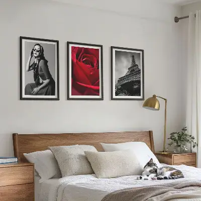 Triptykon billeder med ramme motiv af parisisk dame med Eiffeltårnsbriller