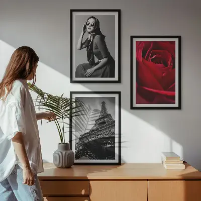Triptykon billeder med ramme motiv af parisisk dame med Eiffeltårnsbriller