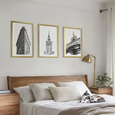 Triptykon med arkitektoniske sort-hvide bygninger med ramme